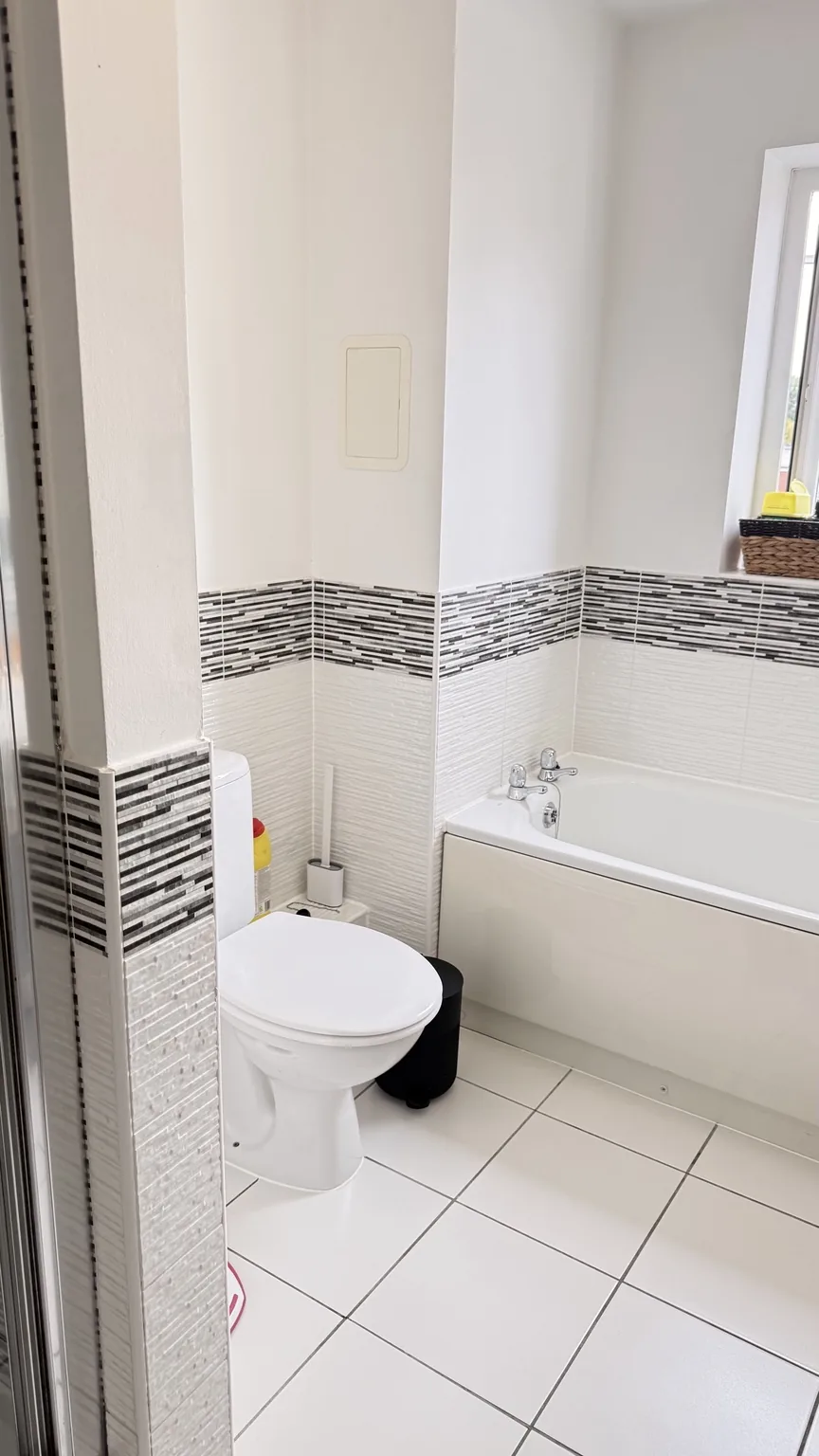 Clean bath, toilet and tiled bathroom after RASO cleaning