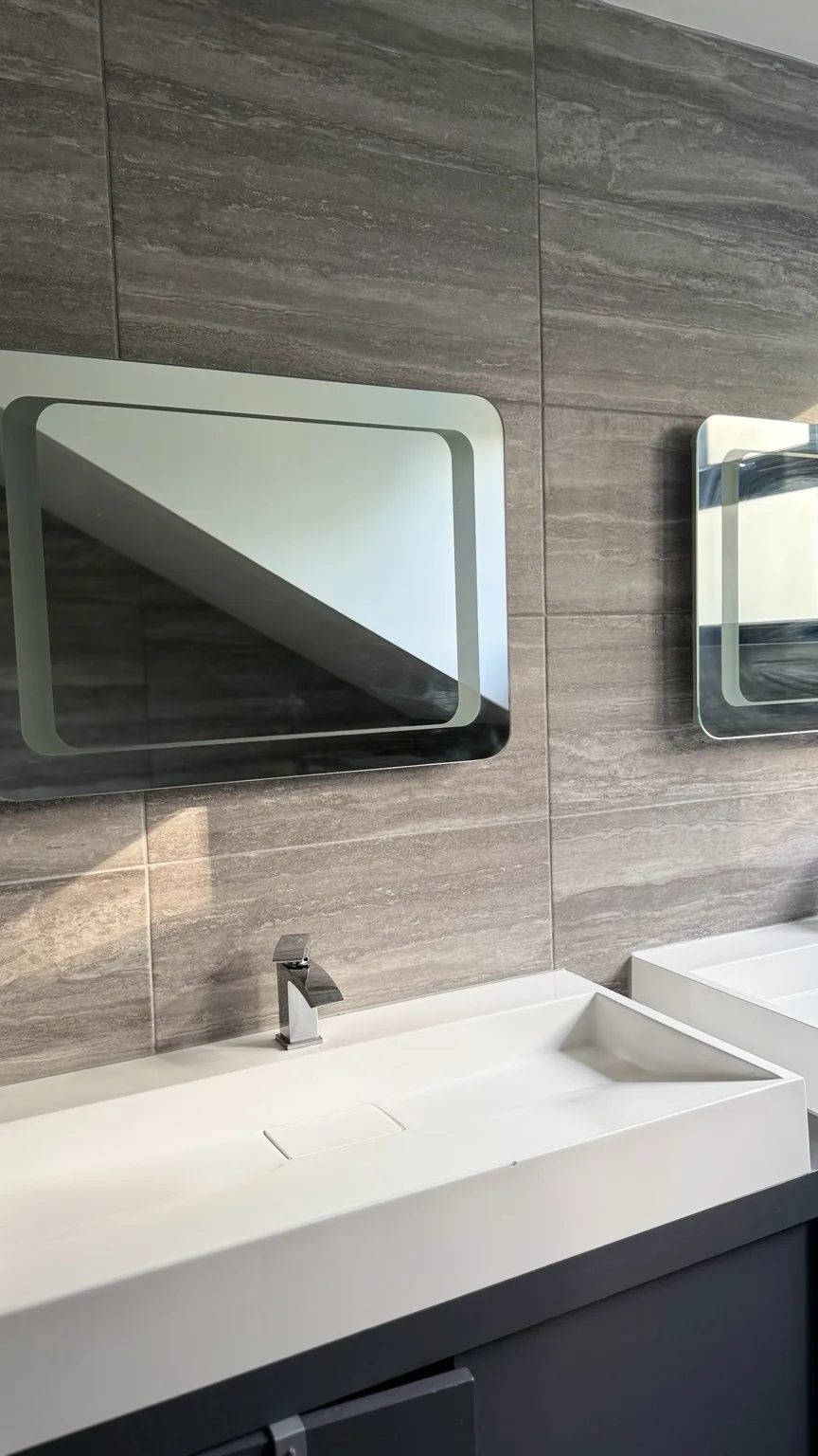 Clean double vanity, mirrors and tiled wall after RASO cleaning