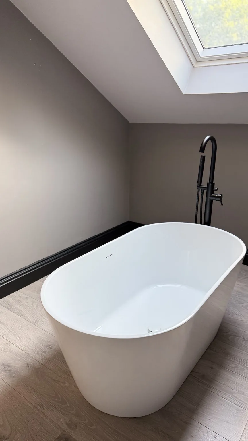 Clean freestanding bath after professional RASO bathroom cleaning
